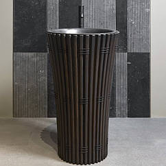 Напольная раковина Antonio Lupi Ramses с темной патиной бронзы и деревянной колонной. Слив в пол. В комплекте с сифоном и гибким шлангом. Размеры Ø 49,5 x В 85,5 см. Древесина Мокка Эш.