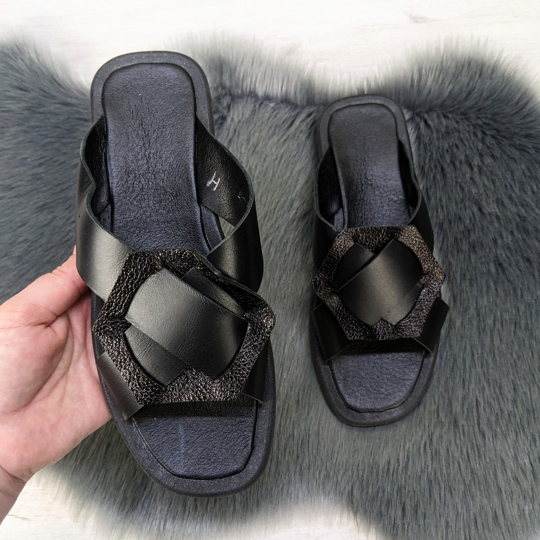 Шльопанці шкіряні жіночі чорні на плоскій підошві Prime 4514, фото 1