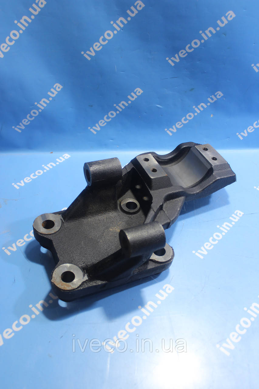 Кронштейн реактивної тяги передній правий Івеко Тракер Iveco Trakker EuroTrakker 8138188