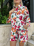 Жіночий літній прогулянковий костюм із софту з рослинним принтом: сорочка та шорти білий із червоними квітами, фото 4