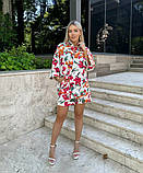 Жіночий літній прогулянковий костюм із софту з рослинним принтом: сорочка та шорти білий із червоними квітами, фото 3