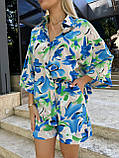 Жіночий літній прогулянковий костюм із софту з рослинним принтом: сорочка та шорти білий із блакитними квітами, фото 3