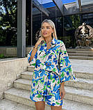 Жіночий літній прогулянковий костюм із софту з рослинним принтом: сорочка та шорти білий із блакитними квітами, фото 4