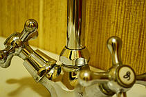 Место подсоединения на корпус смесителя. Данный гусачок подходит для стандартных вентильных смесителей для кухни и умывальника