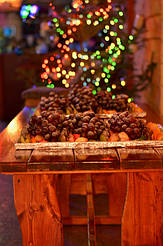 Можно долго говорить о преимуществах деревянной мебели, но действительно понять это можно только при Вашем контакте с такой мебелью. Самым популярным при изготовлении мебели пород дерева является дуб.
