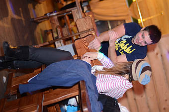 Дуб также самый красивый по своей текстуре и может быть по цвету от светло - до желтого или коричневого и с годами благородно изменяет оттенки к тёмным тонам, что придаёт мебели из дуба настоящий благородный вид.