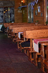 Дубовая мебель также прекрасно подходит для кафе и ресторанов, создавая отличный и дорогой вид а со временем она выглядит только богаче.