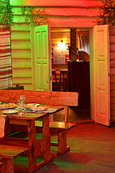 Из-за тёплого натурального вида на деревянную мебель всегда хочется смотреть, ощущая частичку природы. А при соприкосновении с деревянной мебелью ощущаешь настоящую теплоту.
Дереву приписывают очень сильную, положительную биоэнергетику.