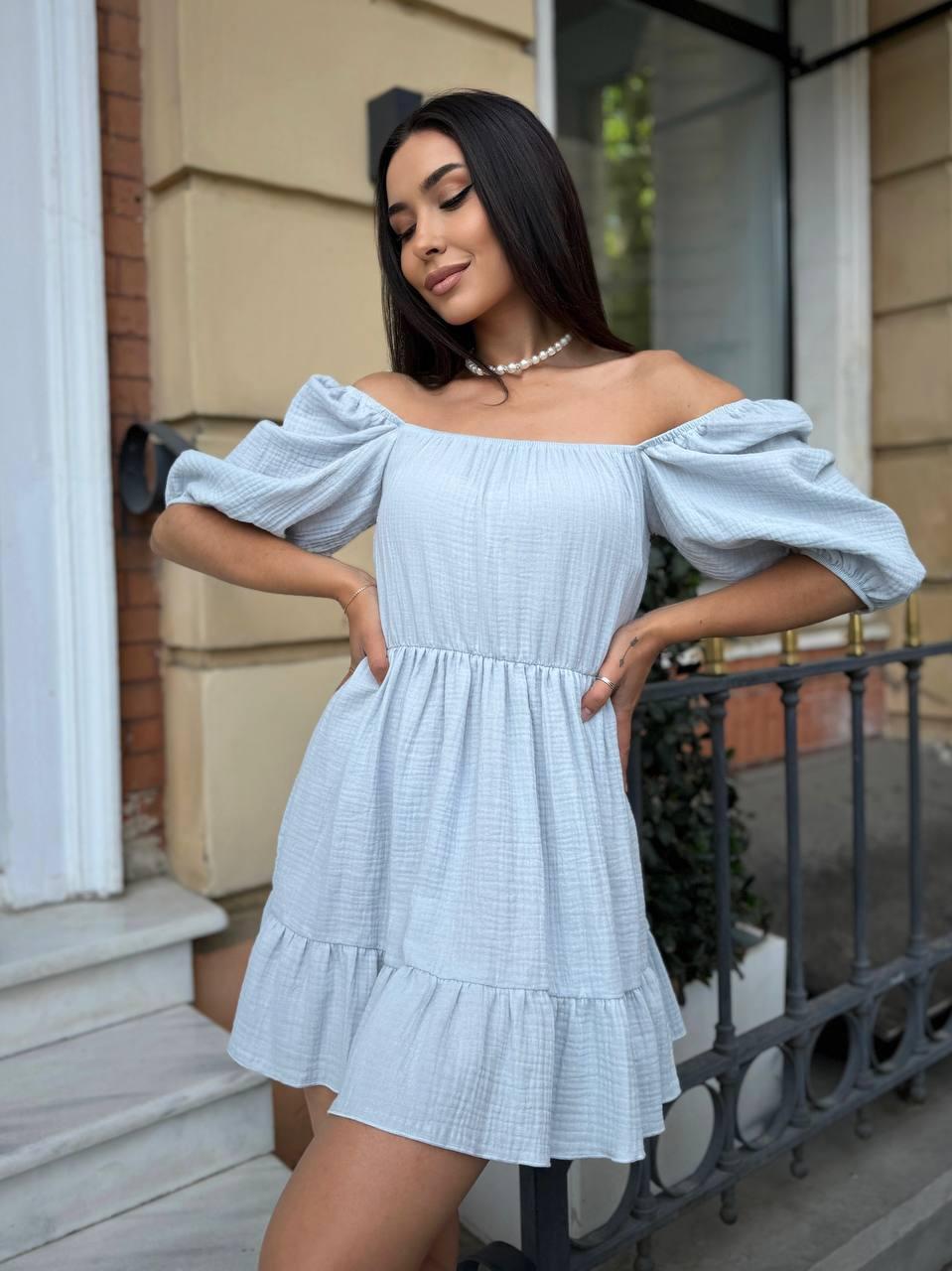 Легенька романтична коротка муслінова сукня з рюшем по подолу та рукавами "ліхтариками", фото 1