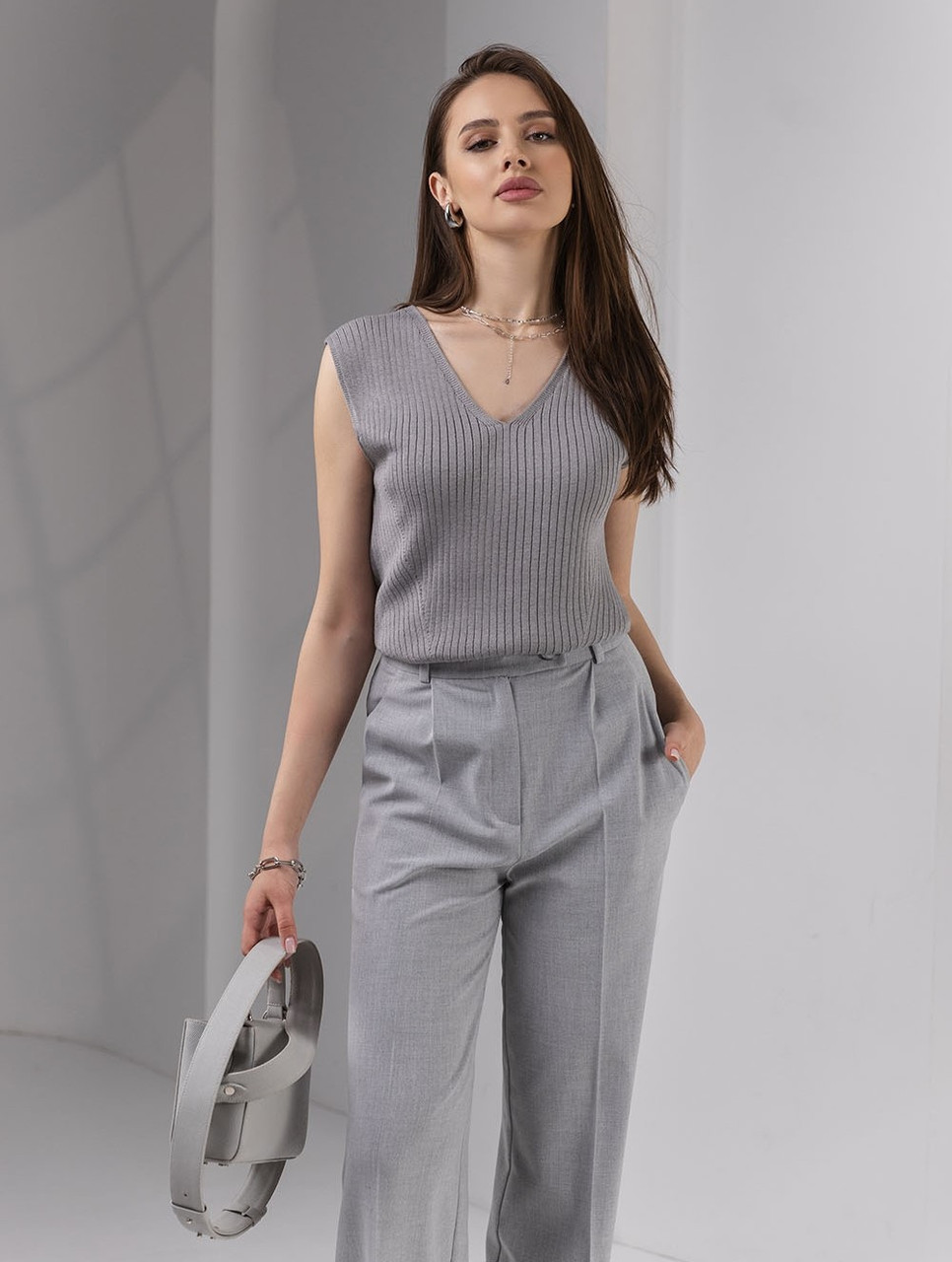 Літній в'язаний топ жіночий сірого кольору з V-вирізом. Модель 2744