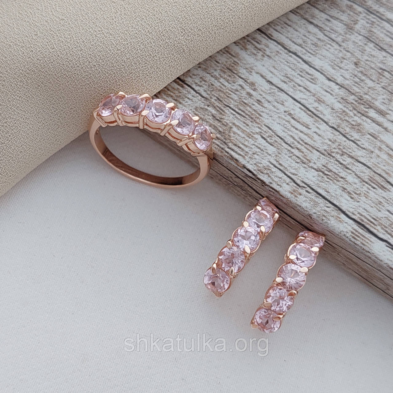 Комплект золотий каблучка та сережки з рожевим круглим морганітом 8.13, фото 1