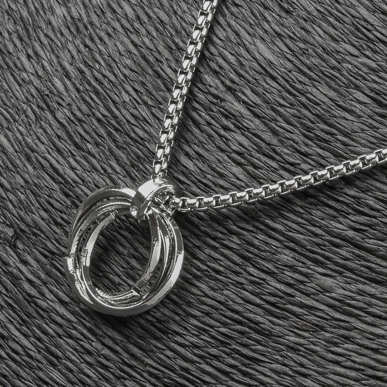 Ланцюг із кулоном сріблястого кольору Stainless Steel кільця застібка карабін розмір кулона 20х20 мм довжина 70 см