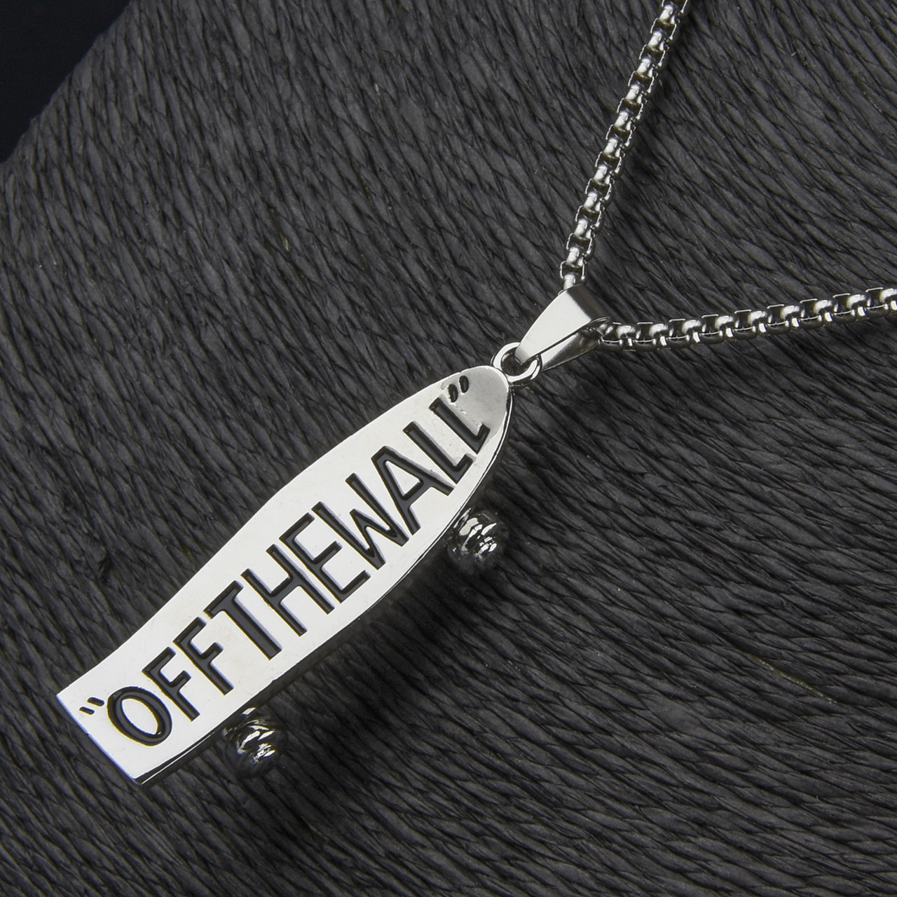 Ланцюг із кулоном сріблястого кольору Stainless Steel скейт застібка карабін розмір кулона 53х15 мм довжина 70 см