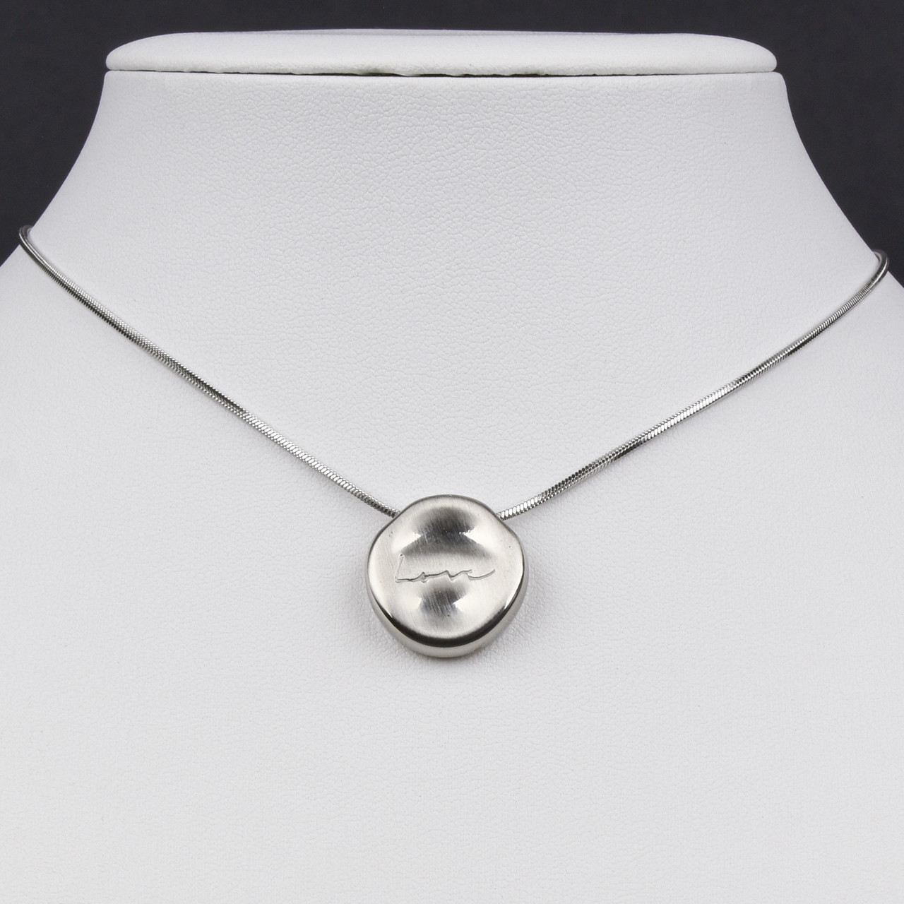 Ланцюг снейк із кулоном сріблястого кольору Stainless Steel медальйон з написом любов застібка карабін довжина 60 см