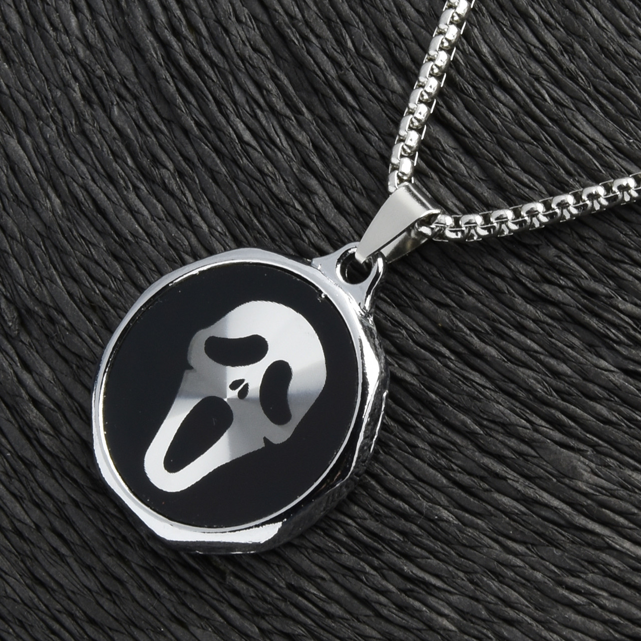 Ланцюг із кулоном круглим маска крик сріблястий Stainless Steel розмір 32х42 мм розмір ланцюга 70 см 3 мм