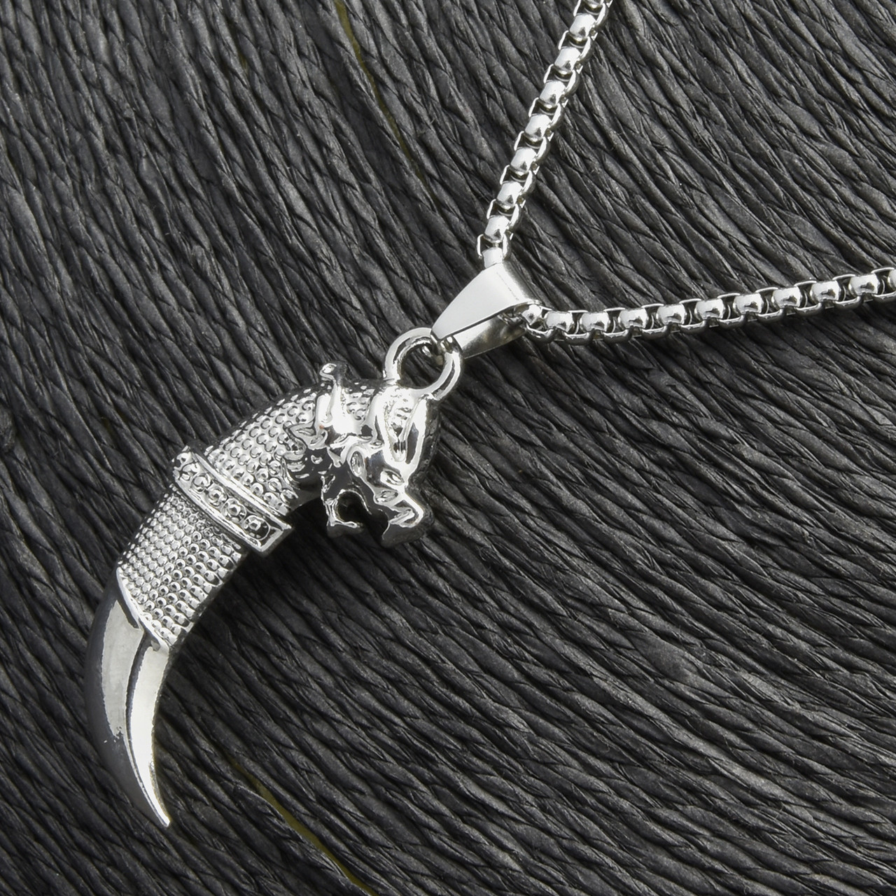 Ланцюг із кулоном тварина ікло сріблястого кольору Stainless Steel розмір 40х15 мм розмір ланцюга 70 см 3 мм