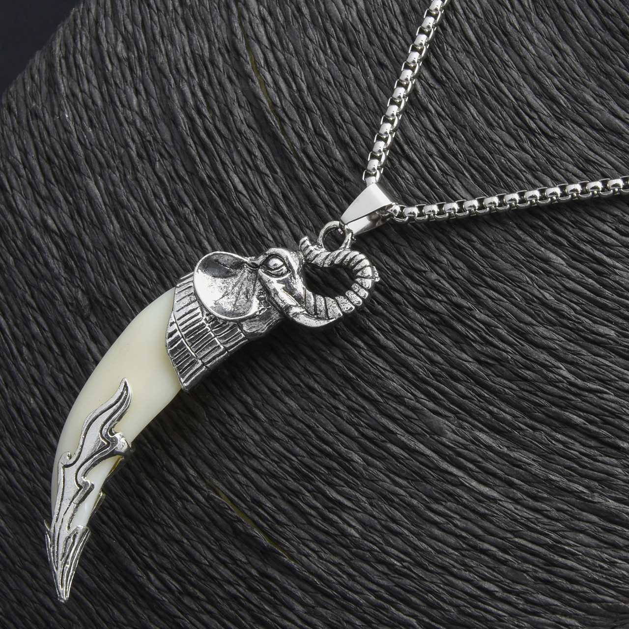 Ланцюг із кулоном слон бежевий ікла сріблястого кольору Stainless Steel розмір 60х15 мм розмір ланцюга 70 см 3 мм