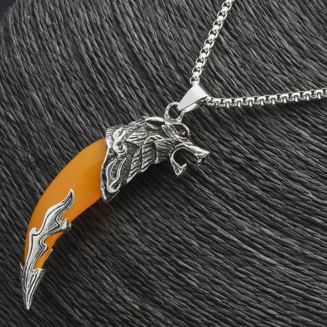 Ланцюг із кулоном вовк з жовтогарячим кликом сріблястого кольору Stainless St. розмір 70х20 мм розмір ланцюга 70 см 3 мм