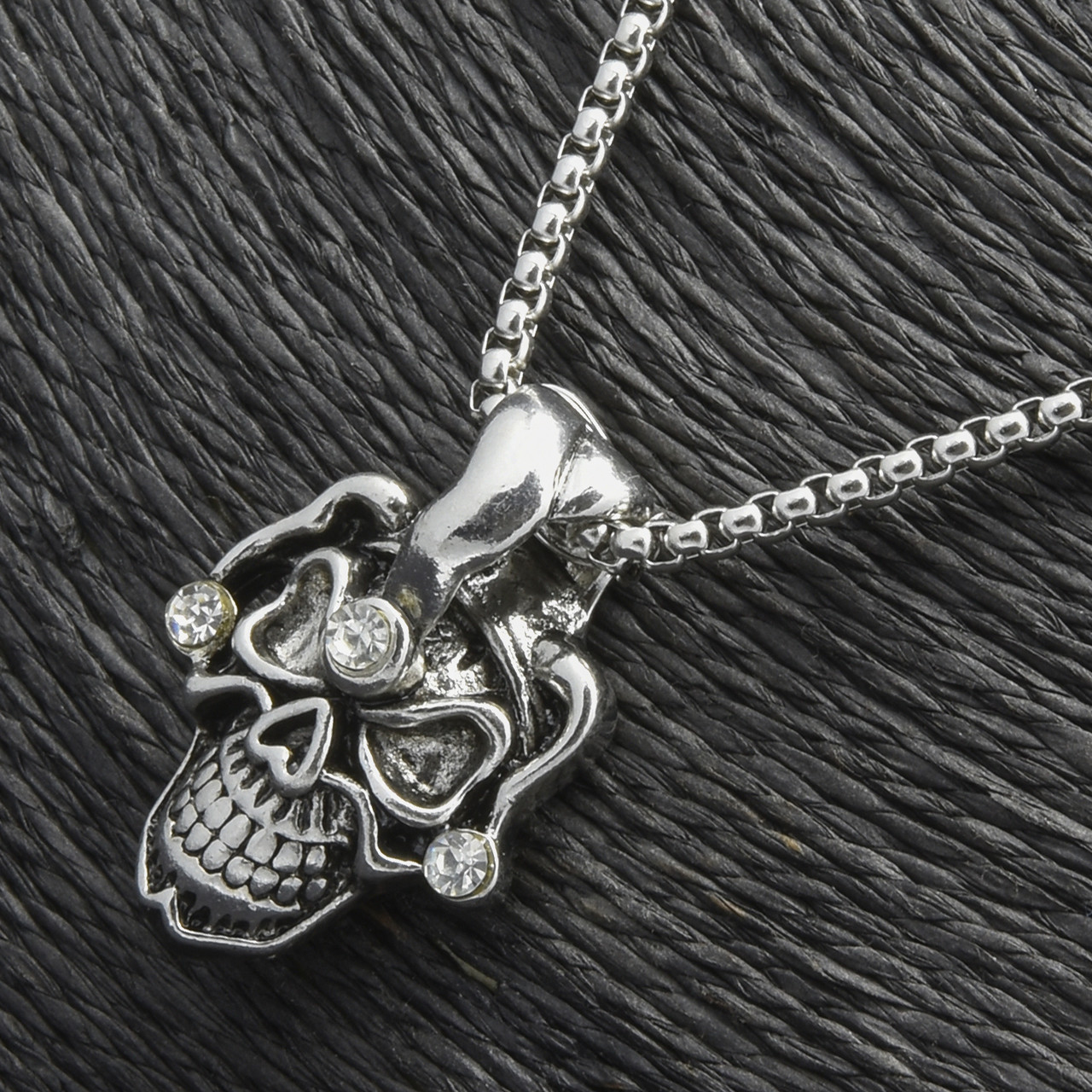 Ланцюг із кулоном череп із кристалами сріблястого кольору Stainless Steel розмір 35х25 мм розмір ланцюга 70 см 3 мм