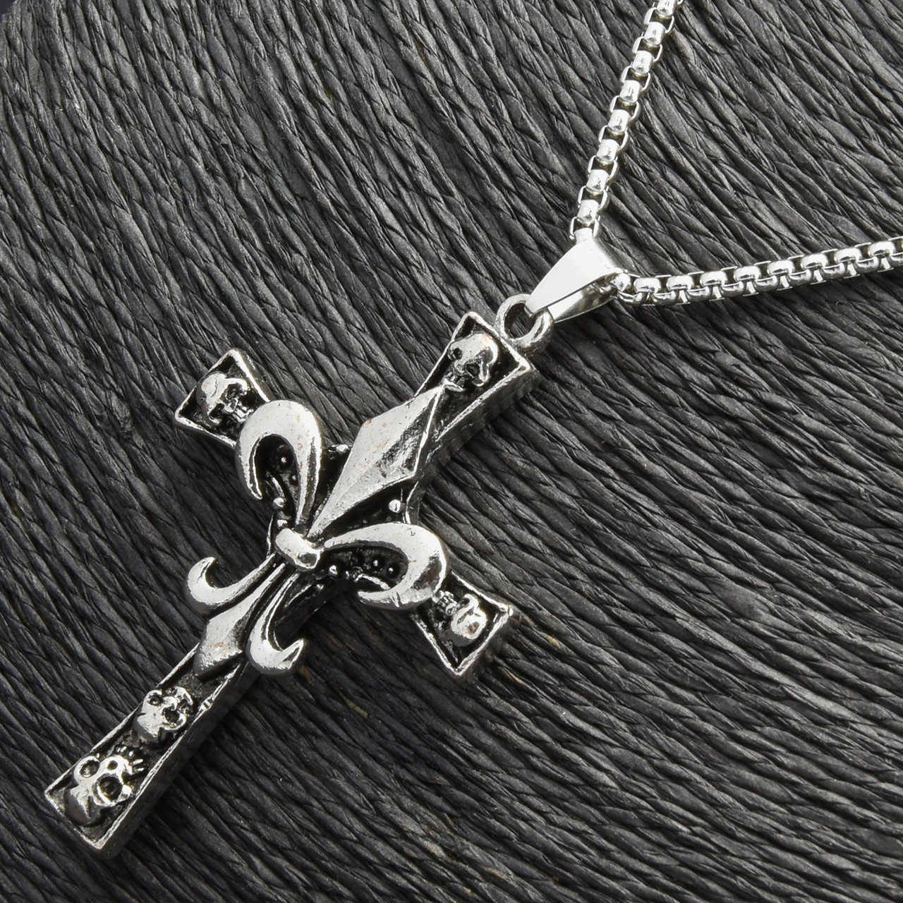 Ланцюг із кулоном хрест із черепами сріблястого кольору Stainless Steel розмір 60х35 мм розмір ланцюга 70 см 3 мм