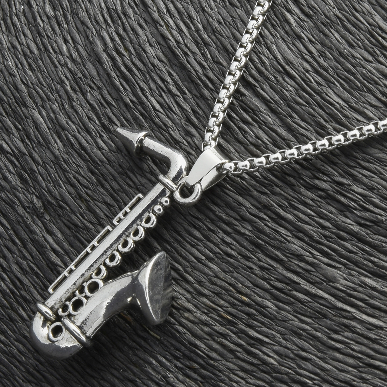 Ланцюг із кулоном саксофон сріблястого кольору Stainless Steel розмір 45х35 мм розмір ланцюга 70 см 3 мм