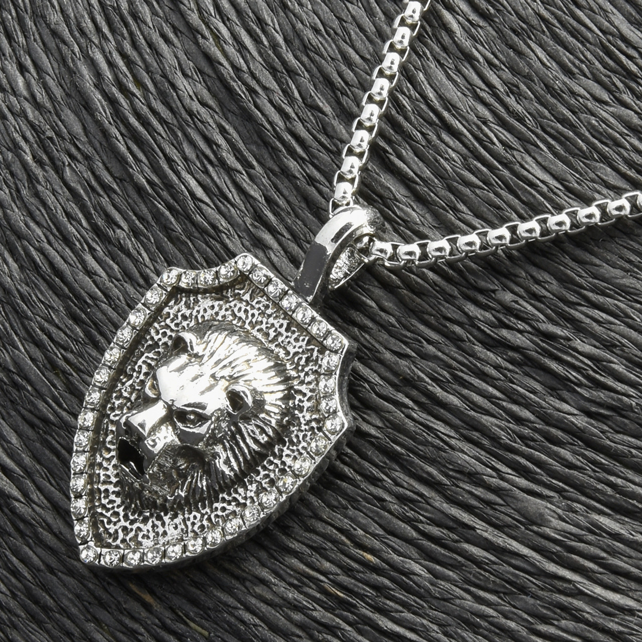 Ланцюг із кулоном лев із білими стразами сріблястого кольору Stainless Steel розмір 45х25 мм розмір ланцюга 70 см 3 мм