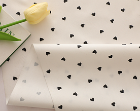 Сатин (бавовняна тканина) чорні сердечка на молочному (ширина 160см, 120г/м2)