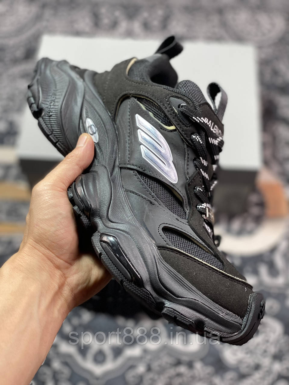 5999052891_w640_h640_krossovki