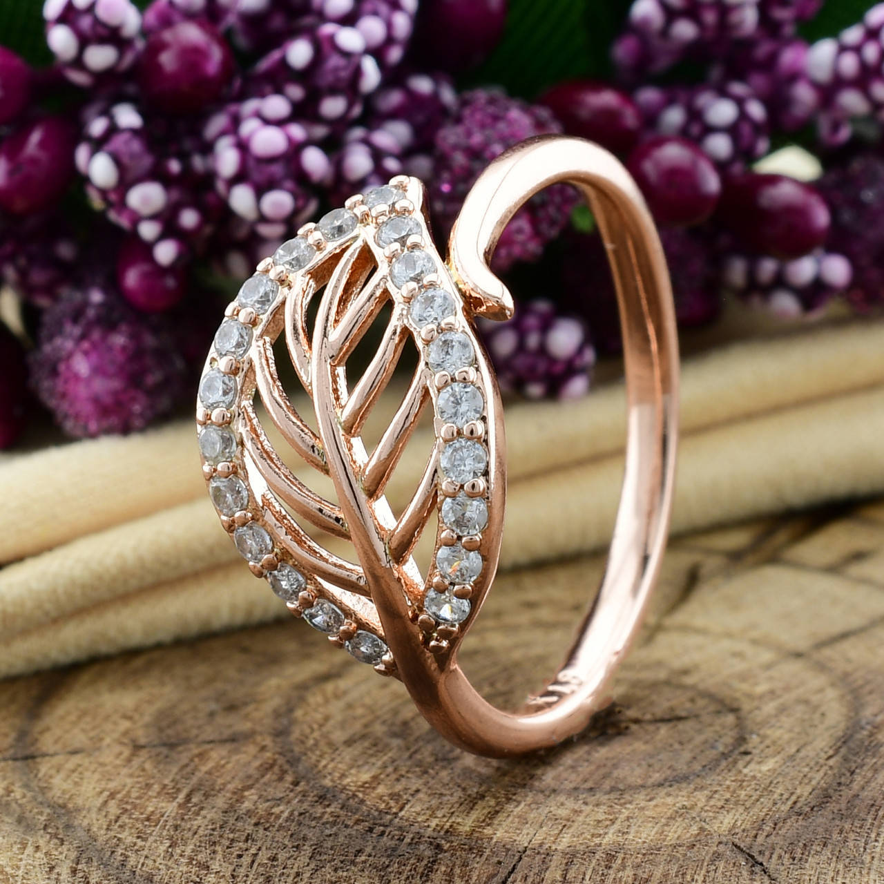 

Кольцо Xuping 15247 ширина 10 мм белые фианиты позолота РО размер 19