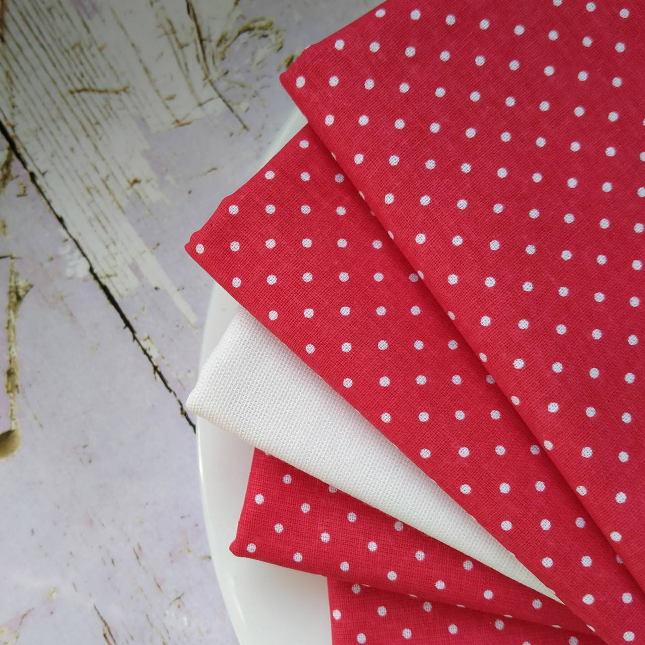 

Ткань хлопок красный мелкий горошек