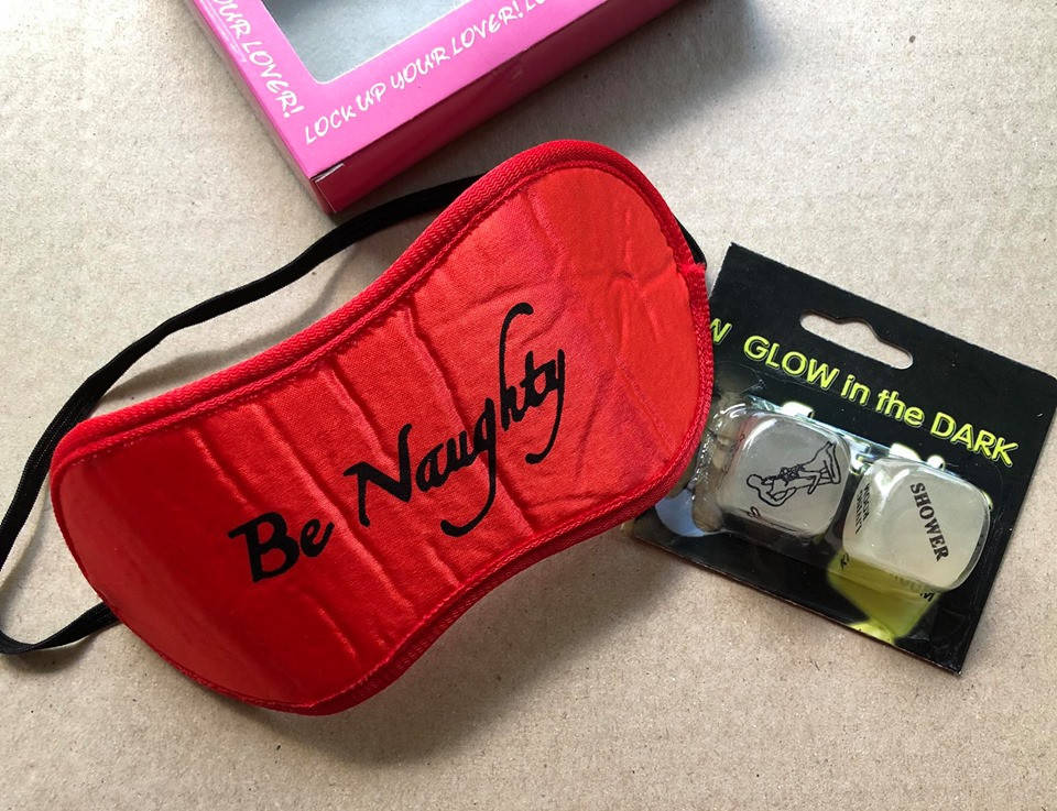 

Набор маска на глаза и кубики камасутра светящиеся в темноте, Красный