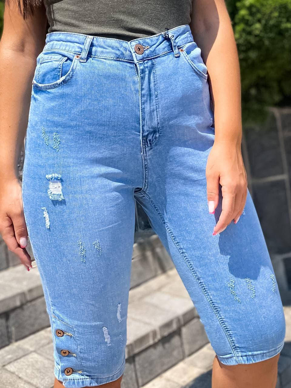 

Классные женские джинсовые голубые бриджи(латки,сбоку пуговицы) . Высокая посадка., Голубой