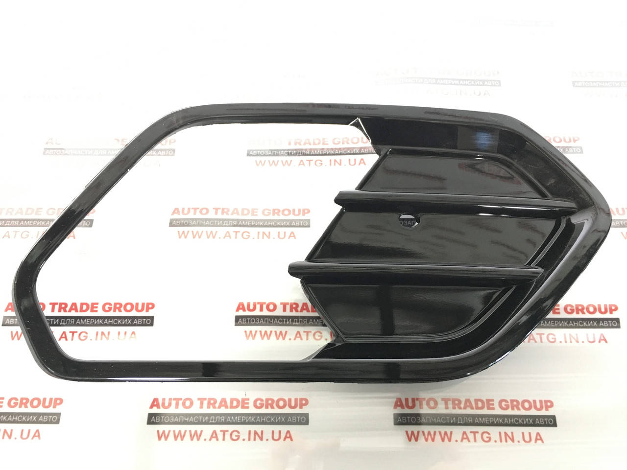 

Обрамление ПТФ правое Ford Escape MK3 17-19 глянец новый неоригинал GJ5Z-17E810-BA