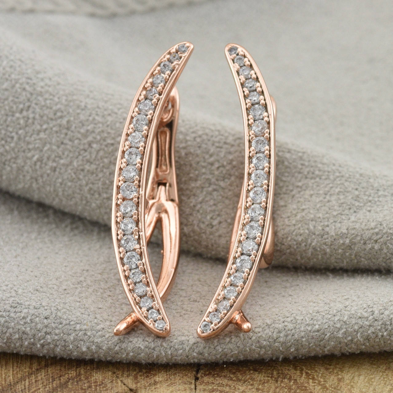 

Серьги Xuping 30639 размер 30х6 мм белые фианиты вес 3.2 г позолота РО