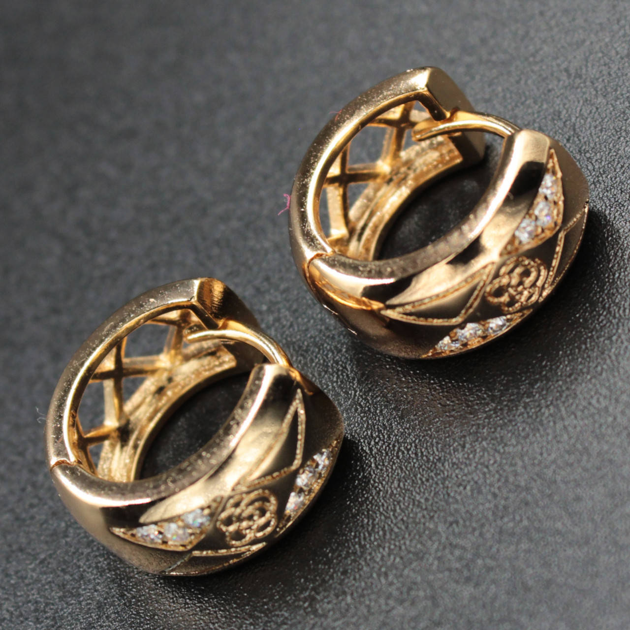 

Серёжки кольца конго женские золотистого цвета Xuping Jewelry с узорами розочка 24K