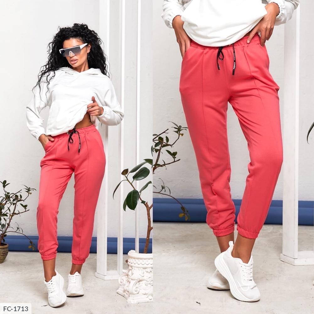 

Яркие брючки джоггеры слегка зауженные к низу и манжетами на резинке. Ткань: трикотаж двухнитка.