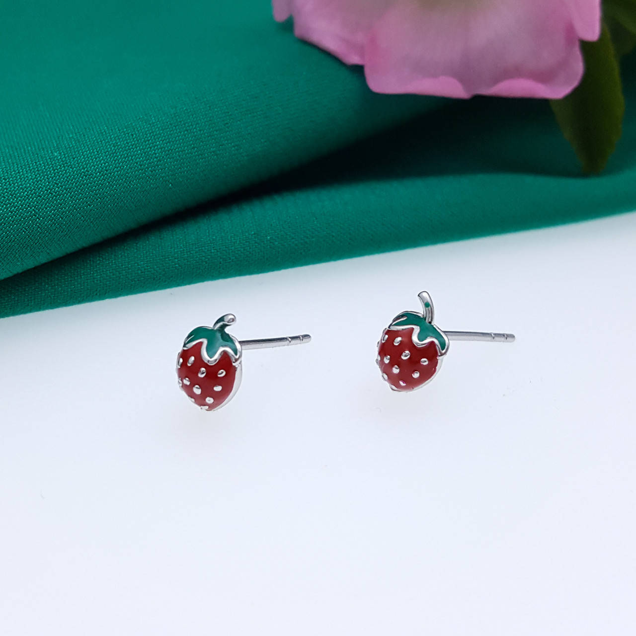 

Серьги гвоздики, "Клубничка" с красной эмалью, медсталь Xuping, родий