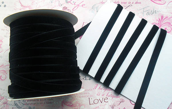 

Стрічка оксамитова 10мм №910 чорна