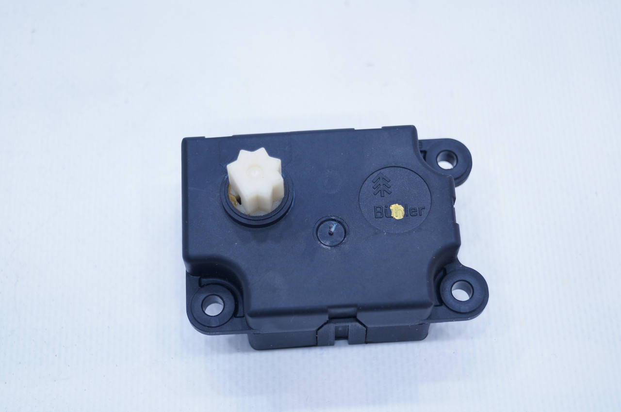 

Моторчик заслонки печки Рено Сценик 2. 7701207721. Б.У