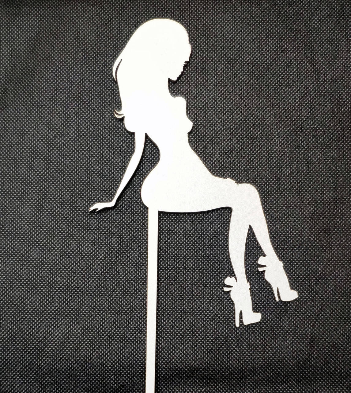 

Топпер белый "Девушка сидит"