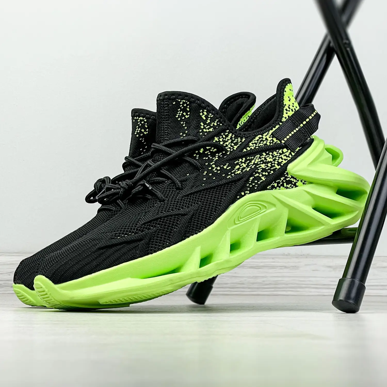 

Кроссовки мужские текстиль сетка цвет черный с салатовым на волнистой подошве