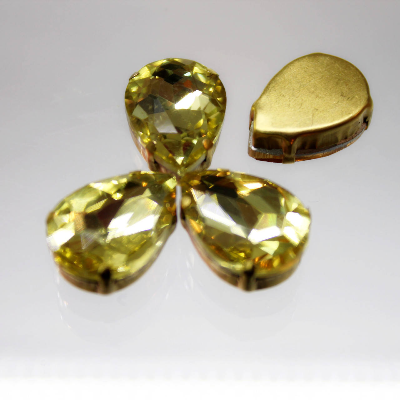 

Стразы в золотых цапах Jonquil, Размер 13х18мм*1шт