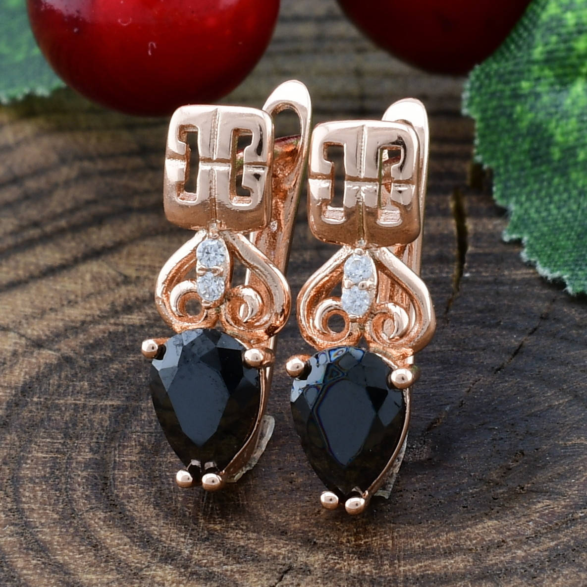 

Серьги Блеск 21573РО размер 17х6 мм черные фианиты вес 2.5 позолота РО