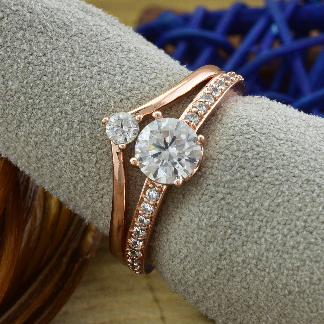 

Кольцо Xuping 15184 ширина 9 мм белые фианиты позолота РО размер 19