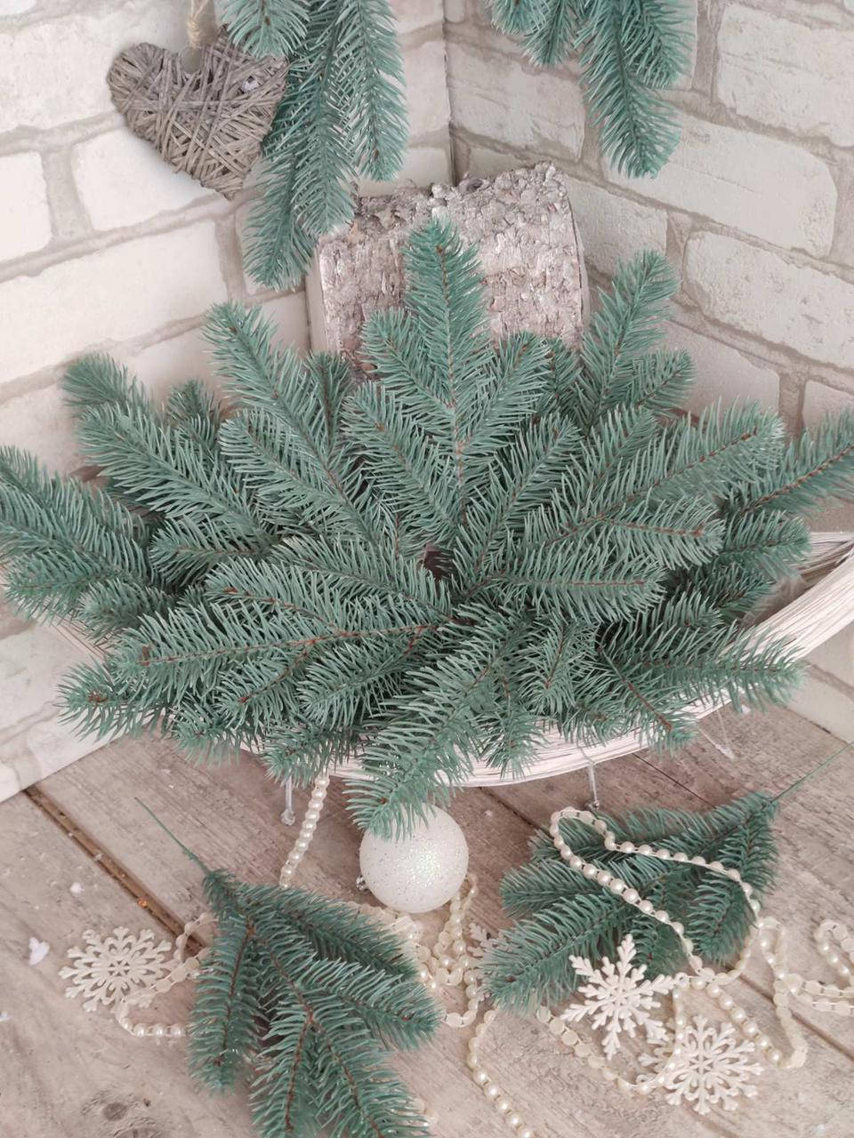 

Ветка голубой елки, декоративная хвоя, литая из пластика, 30см 10 грн