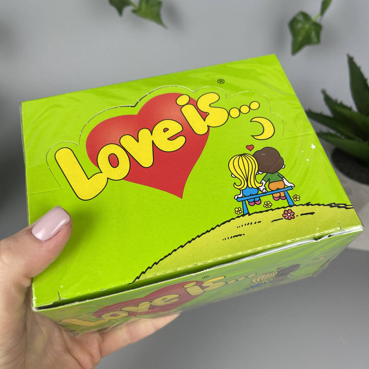

Жевательные резинки с вкладышами о любви яблоко-лимон Лав из Love is 420 г 100 шт