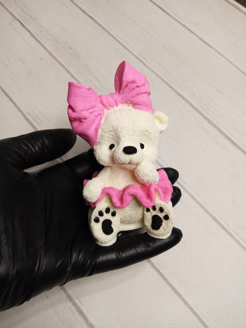 

Фигурка мишка с бантом 9см