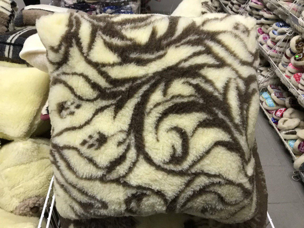 

Подушка из овечьей шерсти 42*42