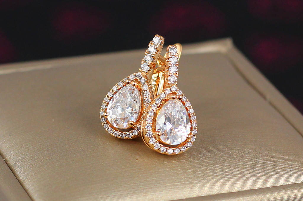 

Серьги Xuping Jewelry белая капля в ободке из камешков 2 см золотистые