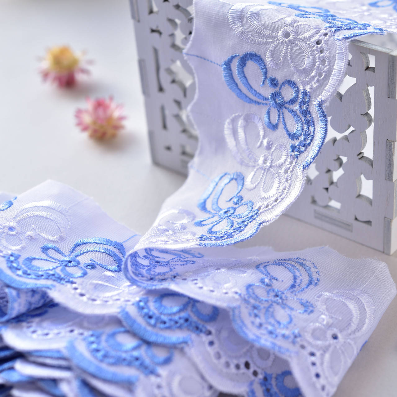 

Кружево Прошва / цвет белый+синий / ширина 8 см / моток 9 м